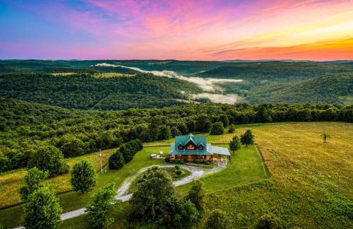 Lodge at OZK Ranch- Incredible mountaintop cabin with hot tub and views - Photo 9