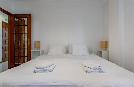 Bright 1BDR Apartment W/Balcony by LovelyStay - Foto 6