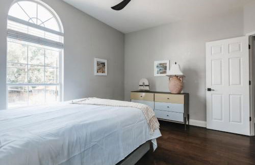 Modern 2-Story Cowboy Pool Home with King Beds Walk to 6th St & Rainey Street - Foto 26