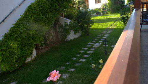 Garden Apartment - Photo 3, Garden view