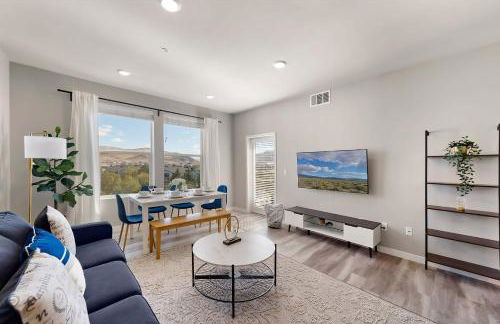 Chic Apt w Jacuzzi, Pool, BBQ, & Mountain Views - Foto 18