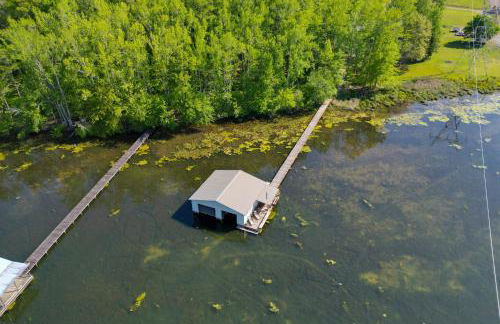 Guntersville Lake Home with Deck and Covered Boat Slip - Foto 25
