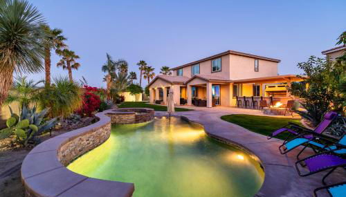Coachella Play - 6BR Multi-Gen Fun Zone and Retreat with free heated pool - Foto 3, sunbed, Garden view