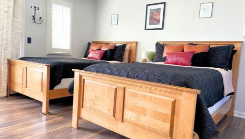 Getaway Villa- 3 mins to Mohegan- Fully Stocked with Two Full Beds & Fireplace- Jacuzzi, Saltwater Pools, Sauna - Foto 4