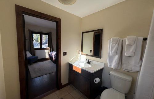 Spacious 4 Bedroom Chalet on Hiking Trails - Foto 22