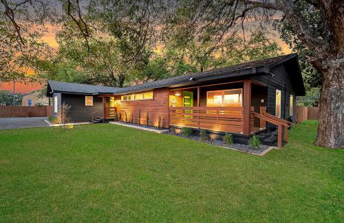 New-The Mod Poppy Large home 10 minutes from it all - Photo 47