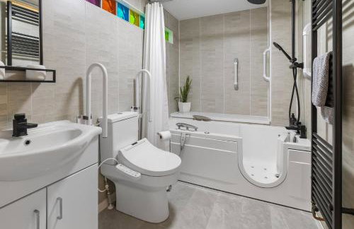 Substantial 5 bedroom townhouse with disabled access apartment, private off road parking space with EV point from 15th April 26, jaccuzi bath, Netflix and Wifi, near Argyle, boutique shops eateries and pubs - Foto 71