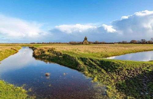Charming Cottage in Romney Marsh Britain with Wooden Deck - Photo 32