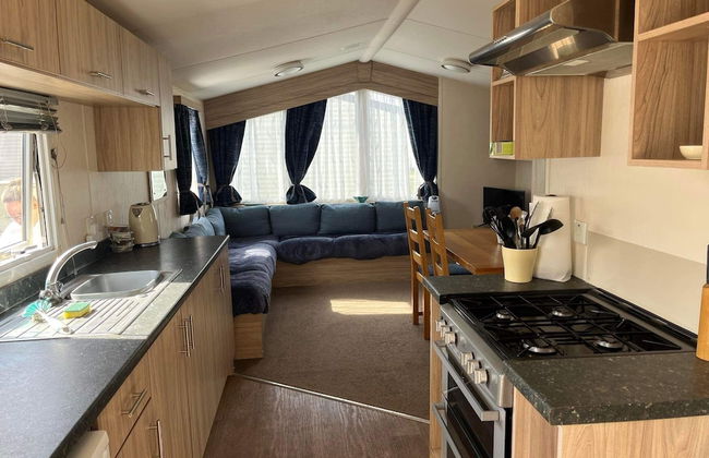 Budget 3 Bedroom Caravan With Decking at Heacham - Photo 4