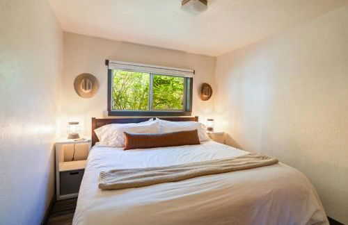 Glacier Retreat on 4 Acres with Sauna & Fire Pit - Foto 12