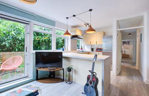 Stylish quiet garden flat with parking in London Zone 4 - Foto 3