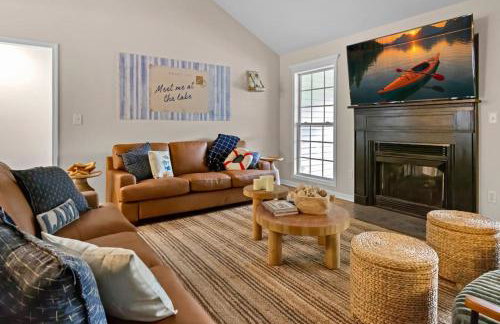 LKJ - Lakefront Home, Hot tub, Fire Pit, Games and Movie Room! - Foto 24