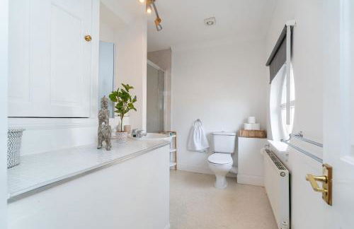 NEW Four Bedroom House - all rooms ensuite - Photo 23