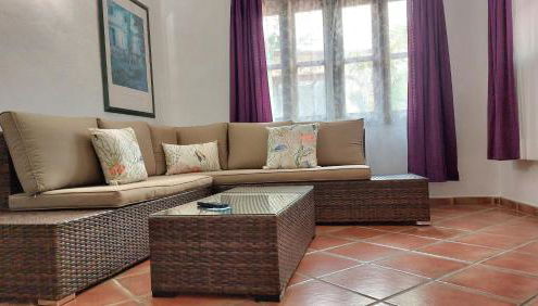 Apartment mit kleiner Innenhof-Terrasse im mediterranen Stil - Foto 2