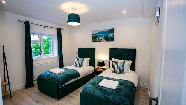 4-Bed 3-Bath Haven Perfect for 8 Guests - Foto 3, Habitación