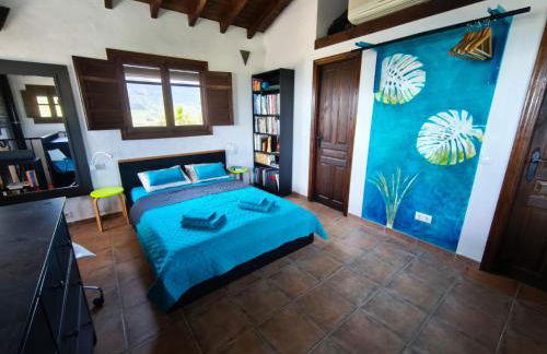 Künstlerhaus Finca Madreselva mit atemberaubenden Weitblick mit Infinitypool, kleinen Teichen und vielen Sitzplätzen in Tolox Malaga im Nationalpark Sierra de las Nieves, ideal für Entspannung, aber auch zum Wandern - Foto 21