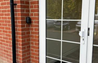 SIX at Wooburn Green Cosy Retreat with Balcony near LEGOLAND Lapland UK and Windsor - Foto 16