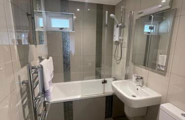 TWIN COVES at Curlew 1, The Cove, Brixham - Photo 3