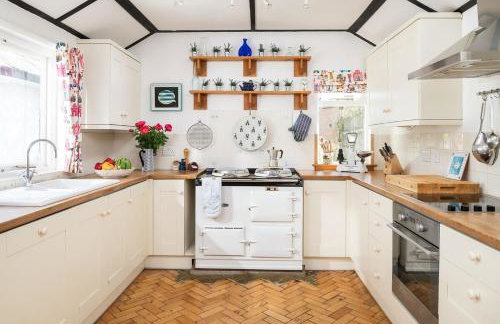 Beautiful family house with amazing sea views - Photo 10