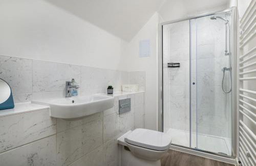 Spacious Milton Keynes Townhouse 2 Designated Parking Spaces Near Centre MK, MK Bowl, Universal Studios & Transport Links Ideal for Families & Contractors - Foto 11