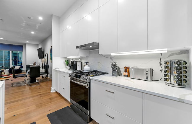 Stylish Midtown Home w Rooftop Views by Silverx - Foto 36