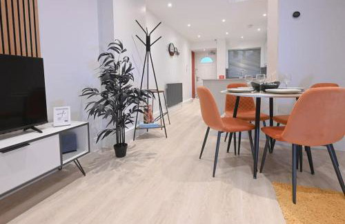 Luxury 2 Bed Maisonette with Parking Near Tube - Foto 1