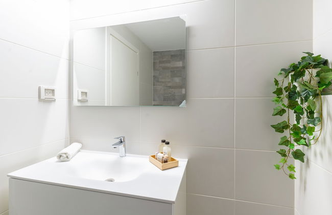 Sunlit Urban Escape with Balcony by Sea N Rent - Foto 28