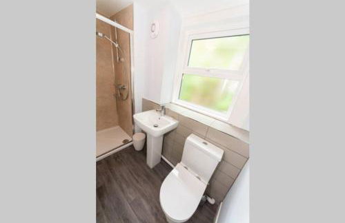 Large House in Looe, Near Beach and Bars with Great Views, Free Parking and Free Access to a Nearby Indoor Swimming Pool - Foto 31