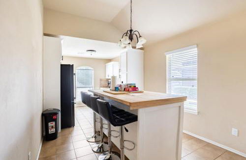 Cheerful 3 Bdrm space, 2 bath!. You gotta love it! - Photo 13