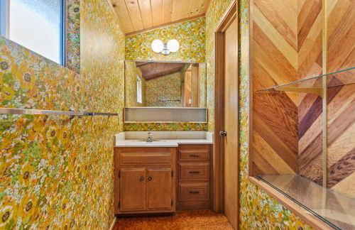 Pet & Kid Friendly Cozy Cabin, BBQ, Firepit, Outdoor Dining, Forest Views - Photo 17