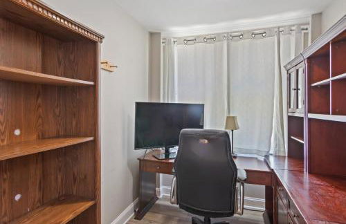 Dazzling Bungalow within 2 Blocks of Beach - Foto 38