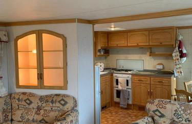 Lovely Semi-rural Caravan & Hot Tub - Sleeps Fam 6 - Photo 17