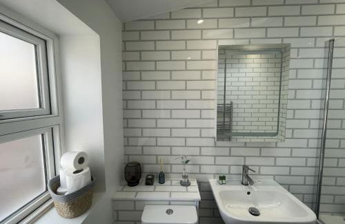 Restful Harbourside Apartment with Garden - Foto 27