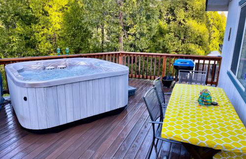 Honeybee Hive HOT TUB BBQ 8 minutes to Bass Lake Sleeps up to 6 - Photo 15