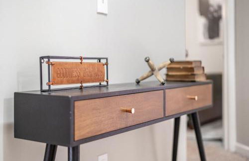 Cozy Industrial Kildaire Farms Home- near Downtown - Foto 24