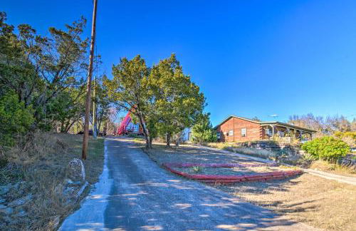 Steps to Lake! Charming Cabin Pool Access and Decks - Foto 39
