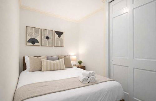 Stylish East Side Escape Steps from Fun - Foto 14