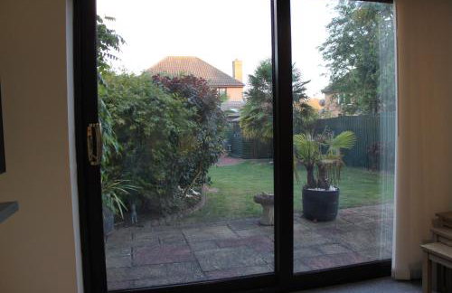 Superb Comfy 2 Bed House, Responsive & Caring Hosts Free WiFi & Parking, Close to MK Centre, Train Station, Santander, Network Rail by Webbhill Stays - Foto 31