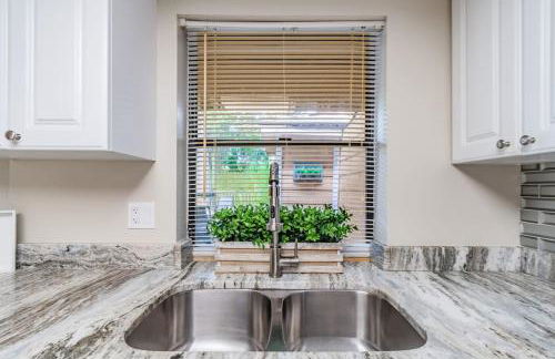 Luxury Holistic Oasis by Bayshore/Hyde Park/SoHo - Foto 28