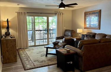 Lakefront Condo A-1 with Large Balcony - Foto 14