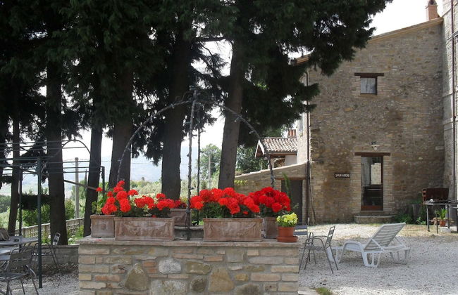 Beautiful Farmhouse with Hot Tub in Umbria - Photo 32