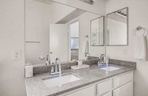 Luxurious House With A Pool, Spa, and Patio, Sleeps 6 Comfortably - Foto 6