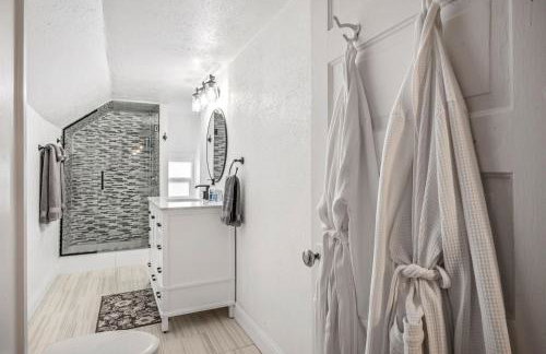 Work-Friendly 3BR Home w Office Fast WiFi - Foto 44