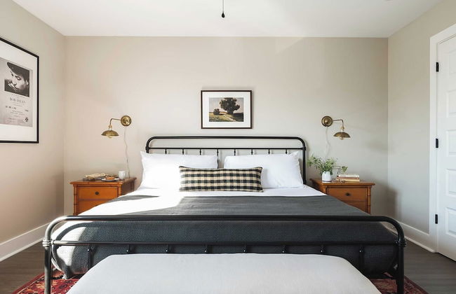 Shelton & Urban by Avantstay Sleeps 20! 2 Unit Buyout! Spacious Design - Photo 12