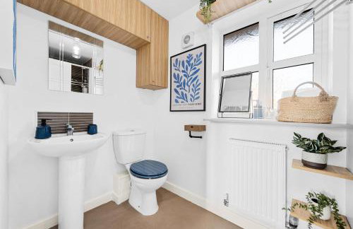 Stylish 3BR Home - Sleeps 7 - 15 Min to City Centre, Parking Garden & Fast Wi-Fi - Foto 13