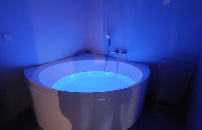 Rustic Holiday Home with Sauna & Hot Tub in Wooded Area - Photo 23