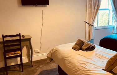 Spacious 5 Bedroom Home in Central Kidderminster with Private Parking and Electric Vehicle Facilities, Easy Access to Birmingham and Nearby Towns - Foto 34