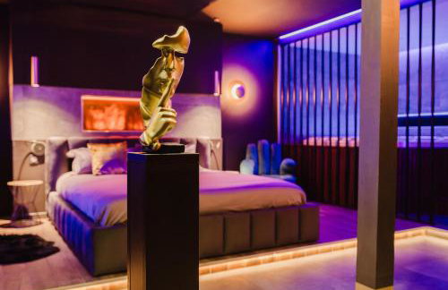 Love Room Les Private Places - Lit King Size et Jacuzzi Privé - Photo 19