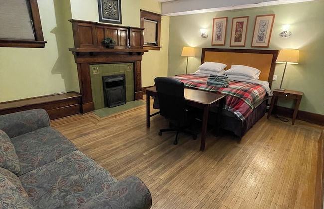 West Broadway guesthouse - Photo 1