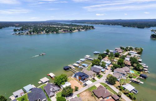 Lakefront Stay for 16 with Pool Dock & Game Room - Foto 57